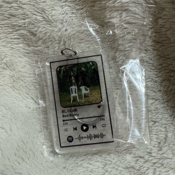 Bad Bunny DtMf Spotify Keychain - Picture 5 of 7